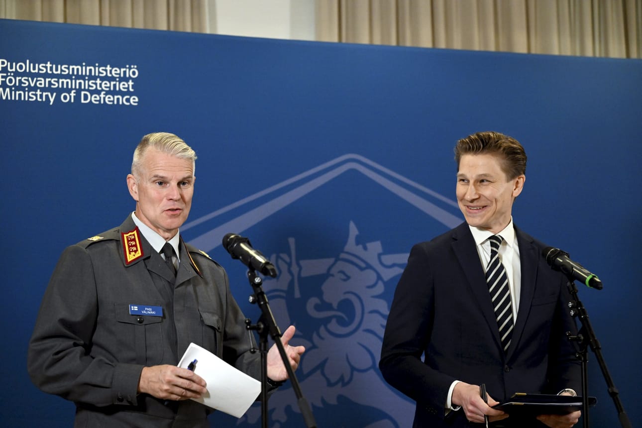 Maavoimien komentaja, kenraaliluutnantti Pasi Välimäki (vas.) sanoi tiedotustilaisuudessa, että Suomella on jo ensi vuoden aikana valmius ottaa vastaan Nato-upseereja ulkomailta. Oikealla puolustusministeri Antti Häkkänen (kok.). LEHTIKUVA / Emmi Korhonen