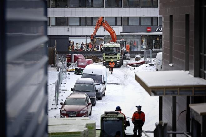 Keskustorin kannen työt on saatu vauhtiin. Ensimmäiseksi urakoitsija kävi käsiksi parkkihallin ympärysalueen kaivuu- ja täyttötöihin. KUVA: KARI LÖFHJELM