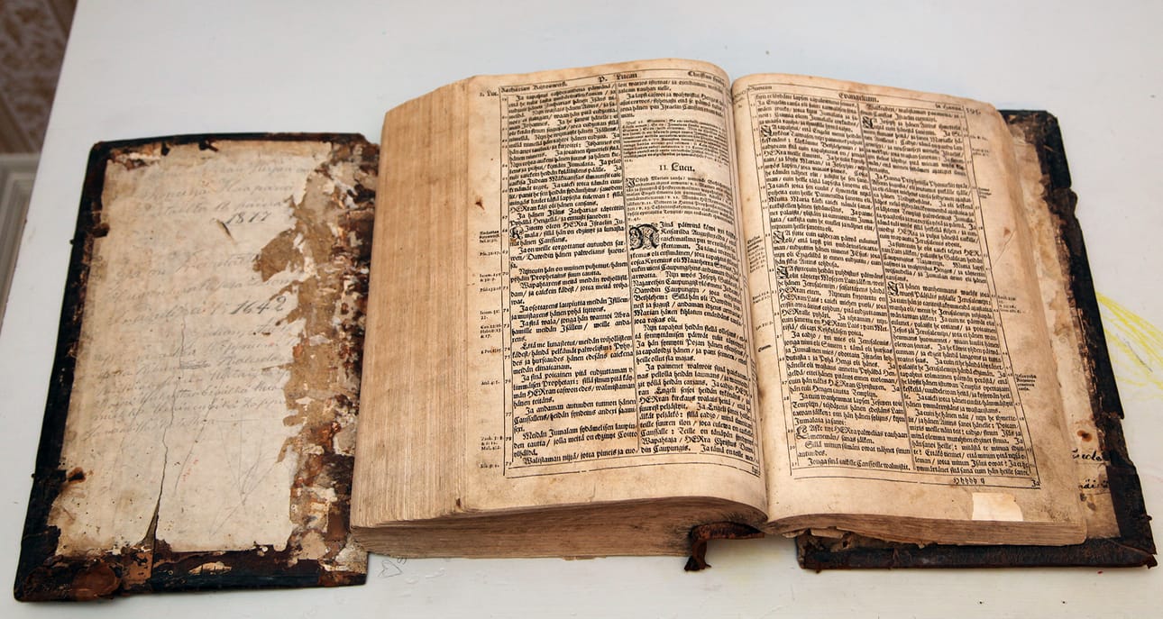 Suomen vanhin ja ensimmäinen Raamattu vuodelta 1642 on tänään nähtävillä Lumijoen vanhassa pappilassa.