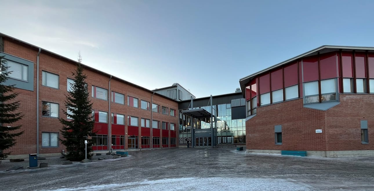 Yhdessä yhteishenkeä rakentamassa: Tupoksen koulun tukioppilaat ovat aina valmiina auttamaan ja tuomaan iloa koulupäivään.
