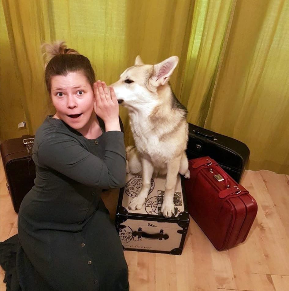 Taidepäivillä pääsee kokeilemaan eläinteatterin tekemistä. Eläinteatteri Elmerin ohjaaja Minna Tuomarmäki ja Piika-koira saapuvat Porokariin Turusta.