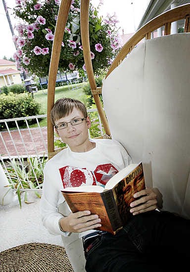 Juho Lähde lopetteli vastikään Dan Brownin kirjoittaman trillerin Da Vinci -koodi. "Kirja piti otteessaan loppuun asti. Se antoi vastauksen kysymykseen, miksi Mona Lisalla on mysteerinen hymy."
