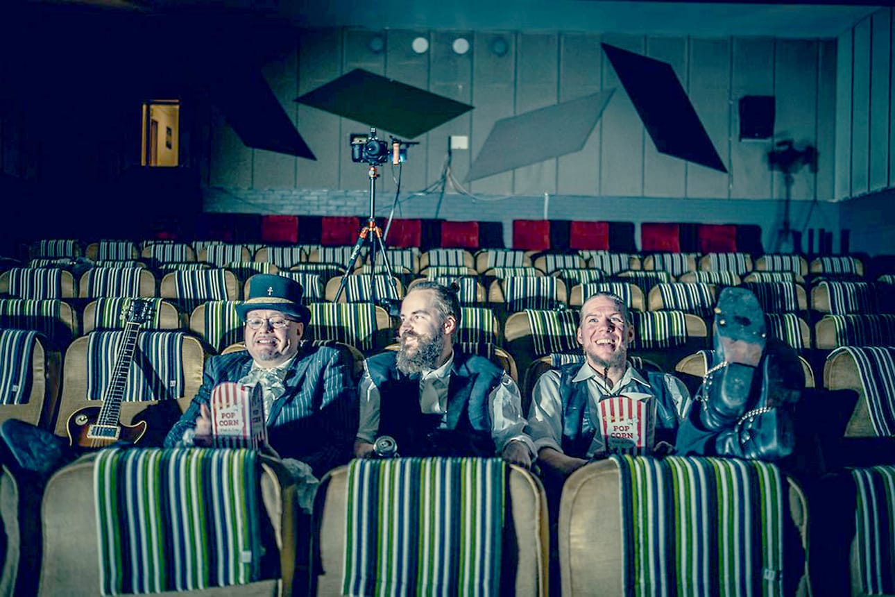 Black Light Theatre on yksi Mettisrockin esiintyjistä. Bändiin kuuluvat kauhajokelainen Jussi Heiniluoma sekä Oskari Viljanen ja Jani Rinta-Keturi Jurvasta.