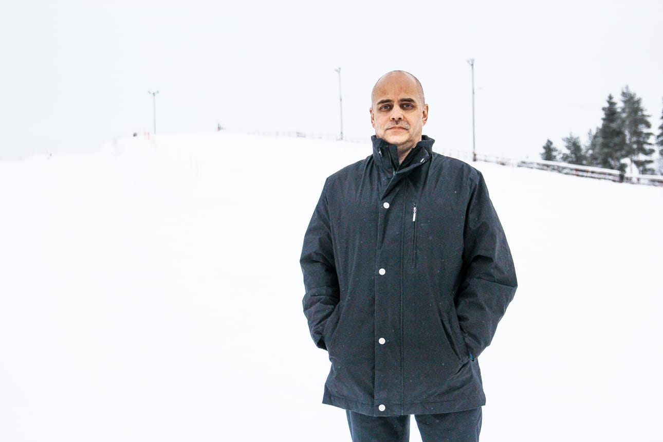 Jarmo Haapaniemi hetki ennen Köykkyrin hissin avaamista lauantaina. Alue tulee uudistumaan kuluvan vuoden aikana. Vanhat kapulahissit uusitaan, rinnettä levennetään ja hiihtotoimintaa parannetaan. Myös uusia kävely- ja pyöräilyreittejä on suunniteltu.