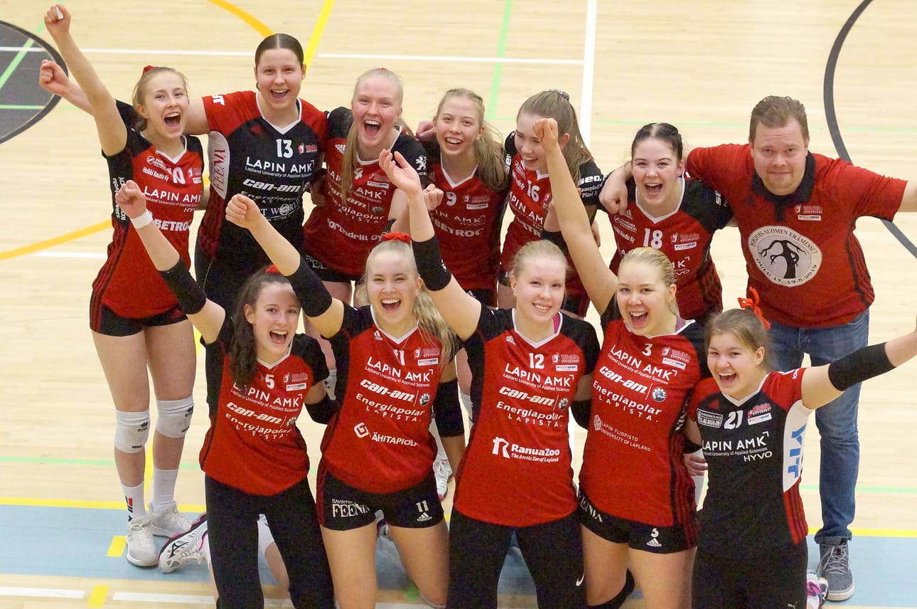 Woman Volleyn A-tytöt lähtevät puolustamaan SM-kultaa Saloon. Finaalipaikkaa juhlivat ylärivi Reetta Kiviniemi, Viivi Pyhäjärvi, Aliisa Kähkölä, Janette Niemelä, Julia Mäkipörhölä, Jonna Tuomaala, Juha Keihäskoski ja alarivi Petra Salmela, Alisa Laine, Alisa Hirvonen, Martta Lemola, Krista Pätsi.