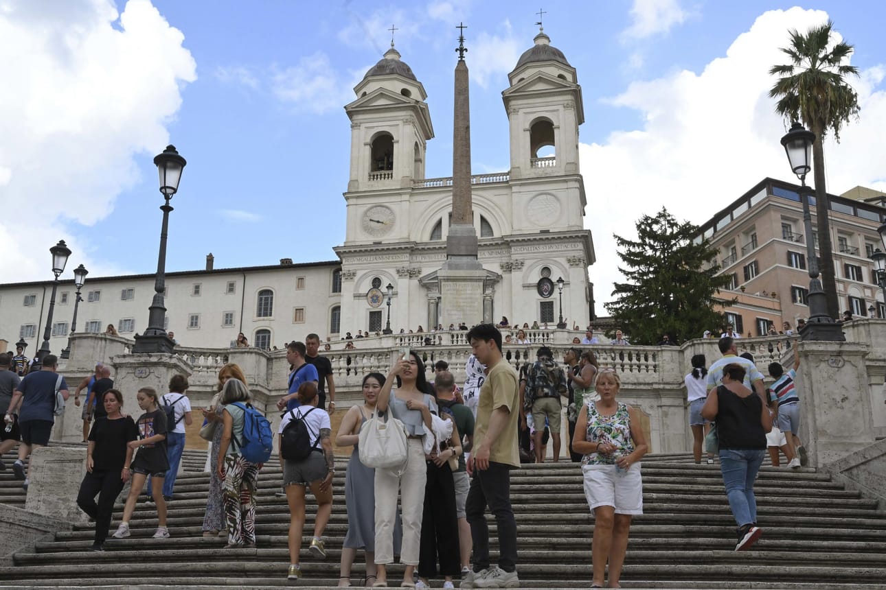 Suomen lisäksi esimerkiksi Islannin on tehtävä töitä saadakseen matkailijoita Yhdysvalloista. Esimerkiksi Rooman keskustassa (kuva) tilanne on toinen. Italiassa yöpyy yli kymmenen miljoonaa matkailijaa pelkästään maan kymmenen elokuisen sesonkipäivän aikana, kertoo maan matkailuvirasto. Koronaa edeltävät luvut on jo ylitetty.
