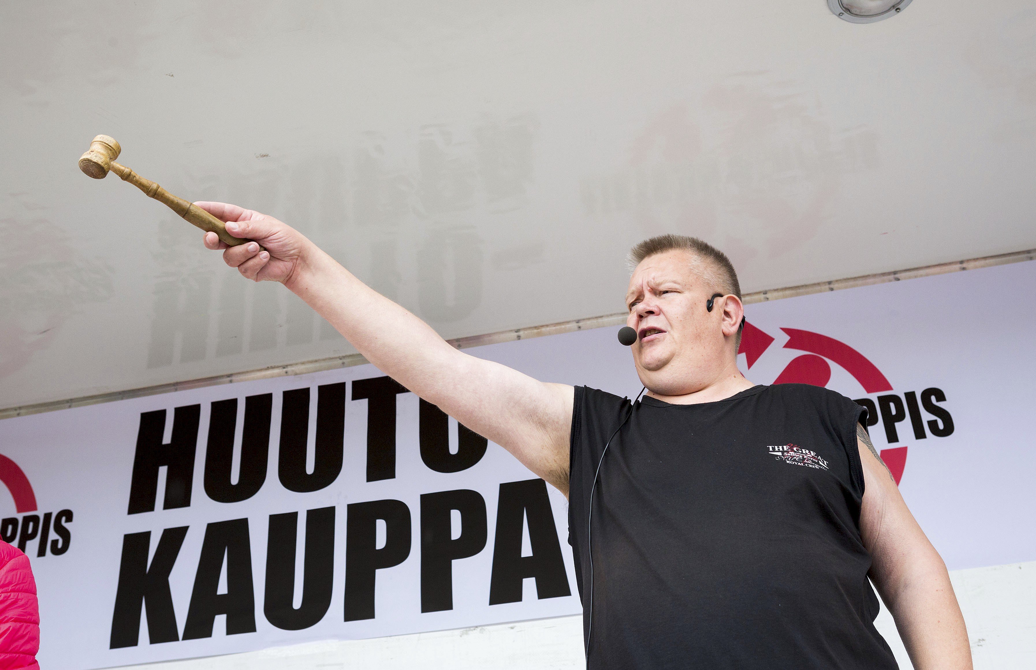 Huutokauppakeisarina tunnettu Aki Palsanmäki on myös kauppiaden massikeisari. Palsanmäki ansaitsi viime vuonna tuntuvat 150 171 euroa, kun hänen vaimonsa Heli Palsanmäki nettosi 204 919 euroa.