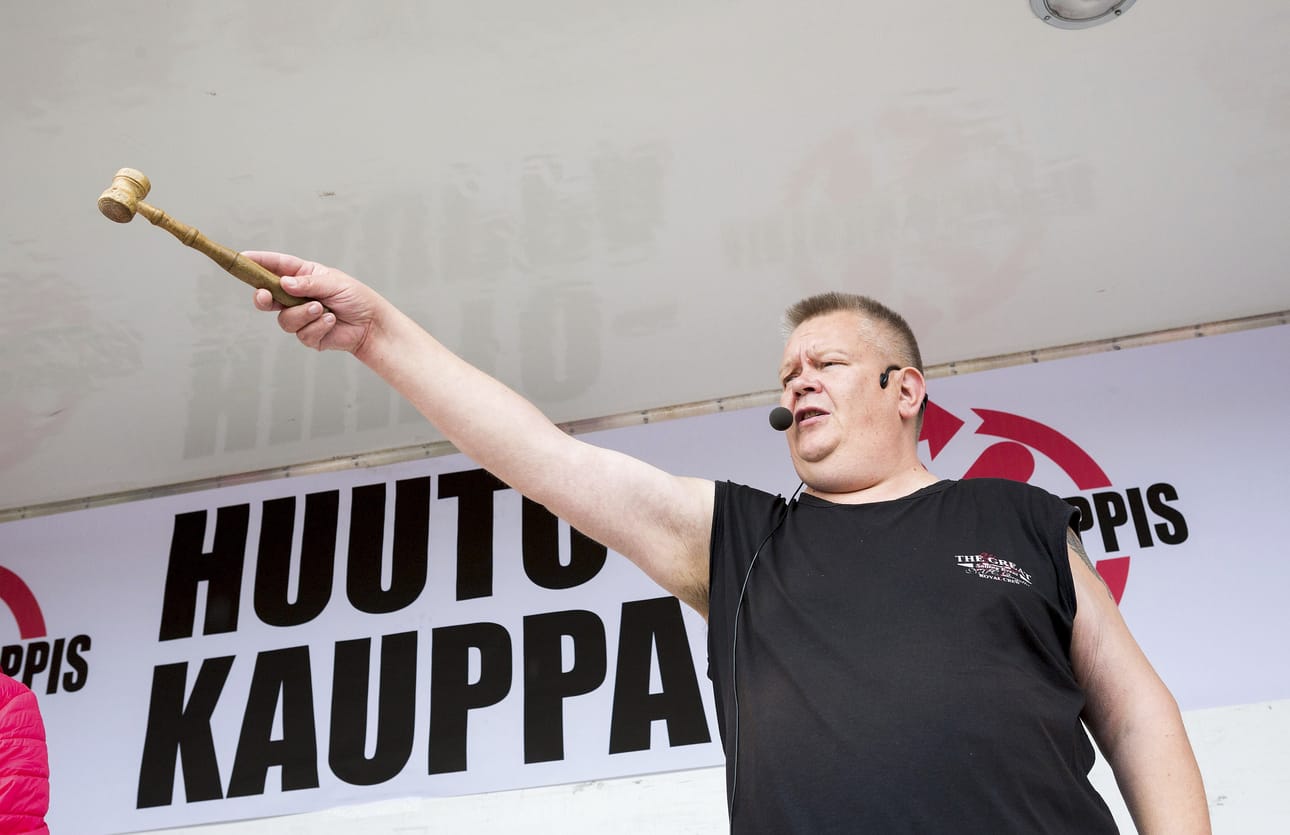Huutokauppakeisarina tunnettu Aki Palsanmäki on myös kauppiaden massikeisari. Palsanmäki ansaitsi viime vuonna tuntuvat 150 171 euroa, kun hänen vaimonsa Heli Palsanmäki nettosi 204 919 euroa.