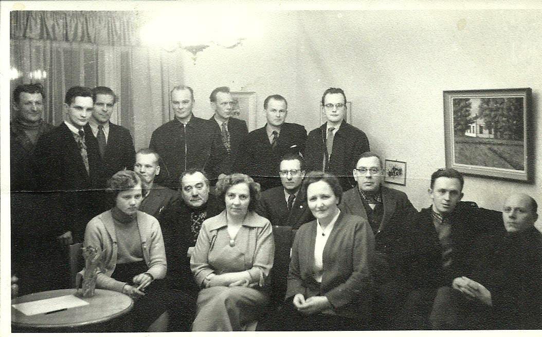 Jurvan Yrittäjien ensimmäinen kokous pidettiin Paavo Paavolan olohuoneessa 1950-luvulla. Kuvassa ovat muun muassa Antti Paavola, Paavo ja Heljä Paavola, Mauno Paavola ja Hiipakan veljekset.