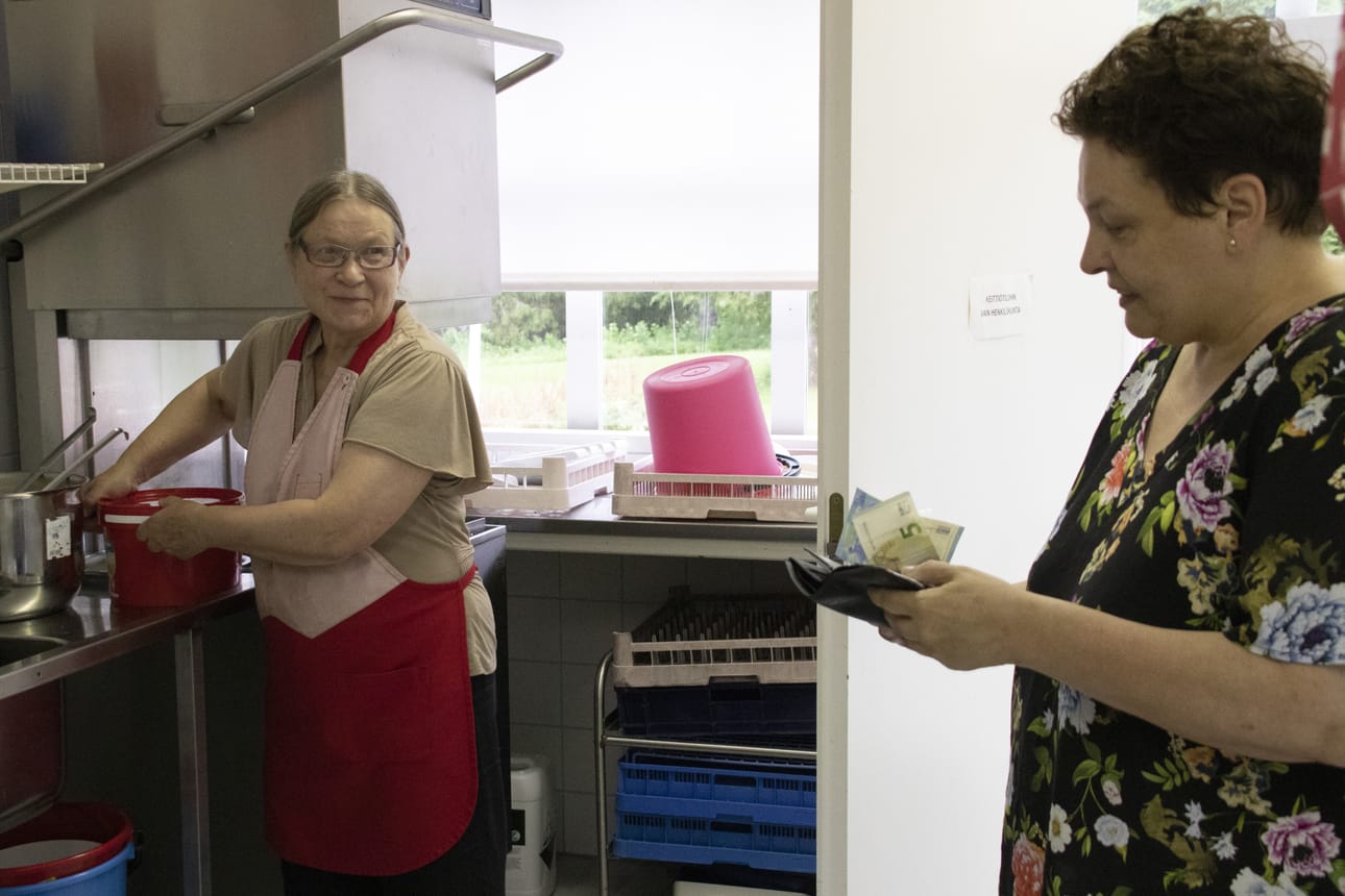 Marja-Liisa Piippo vaihtoi samalla kuulumisia Riitta Mennanderin kanssa. Koronakevään jälkeen keiton nouto tuo samalla monen kaipaamaa sosiaalista kanssakäymistä.