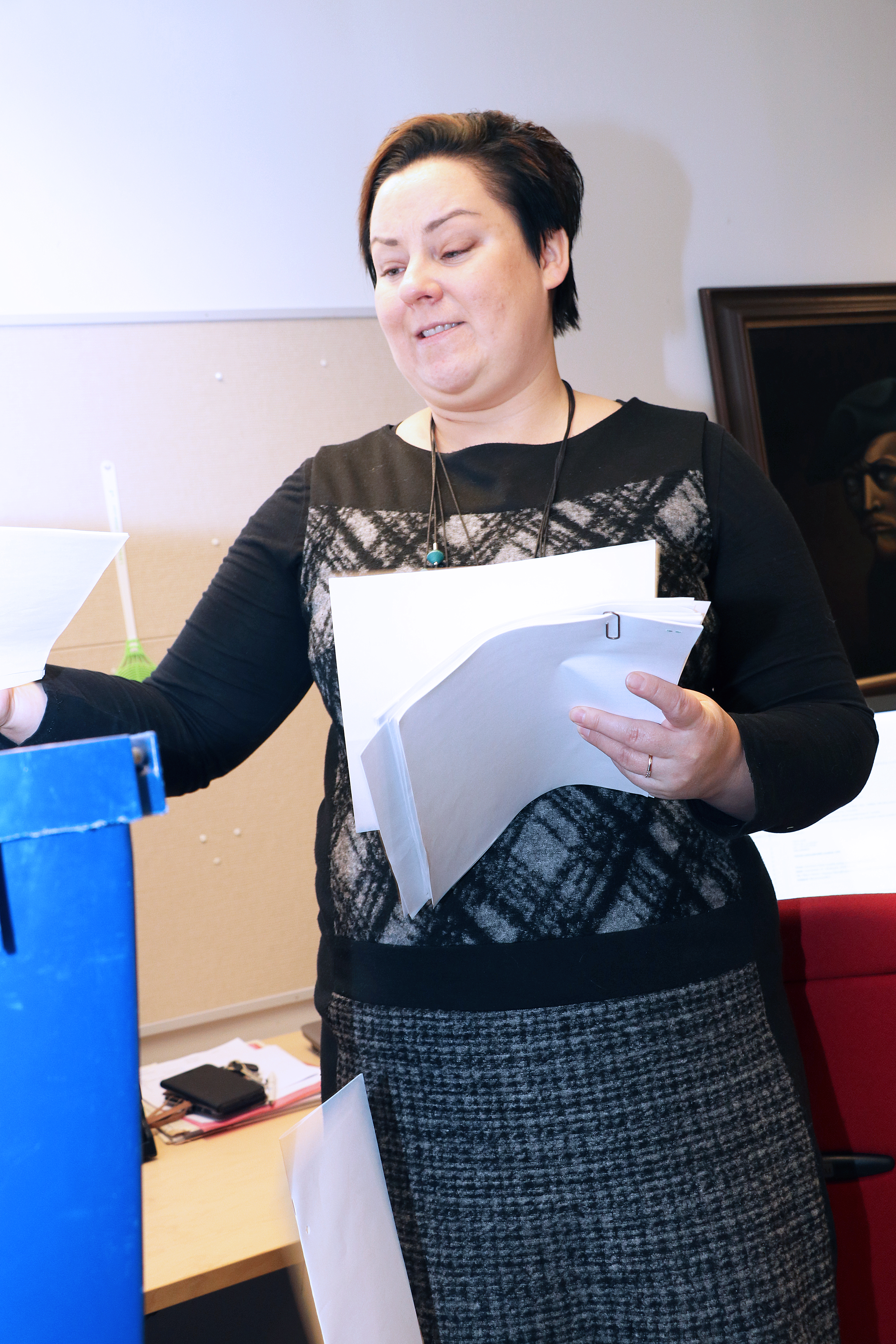 Hallintojohtaja Katja Vuorisen tavarat kulkevat uuteen osoitteeseen Liminganraitti 10:een viidessä laatikossa.