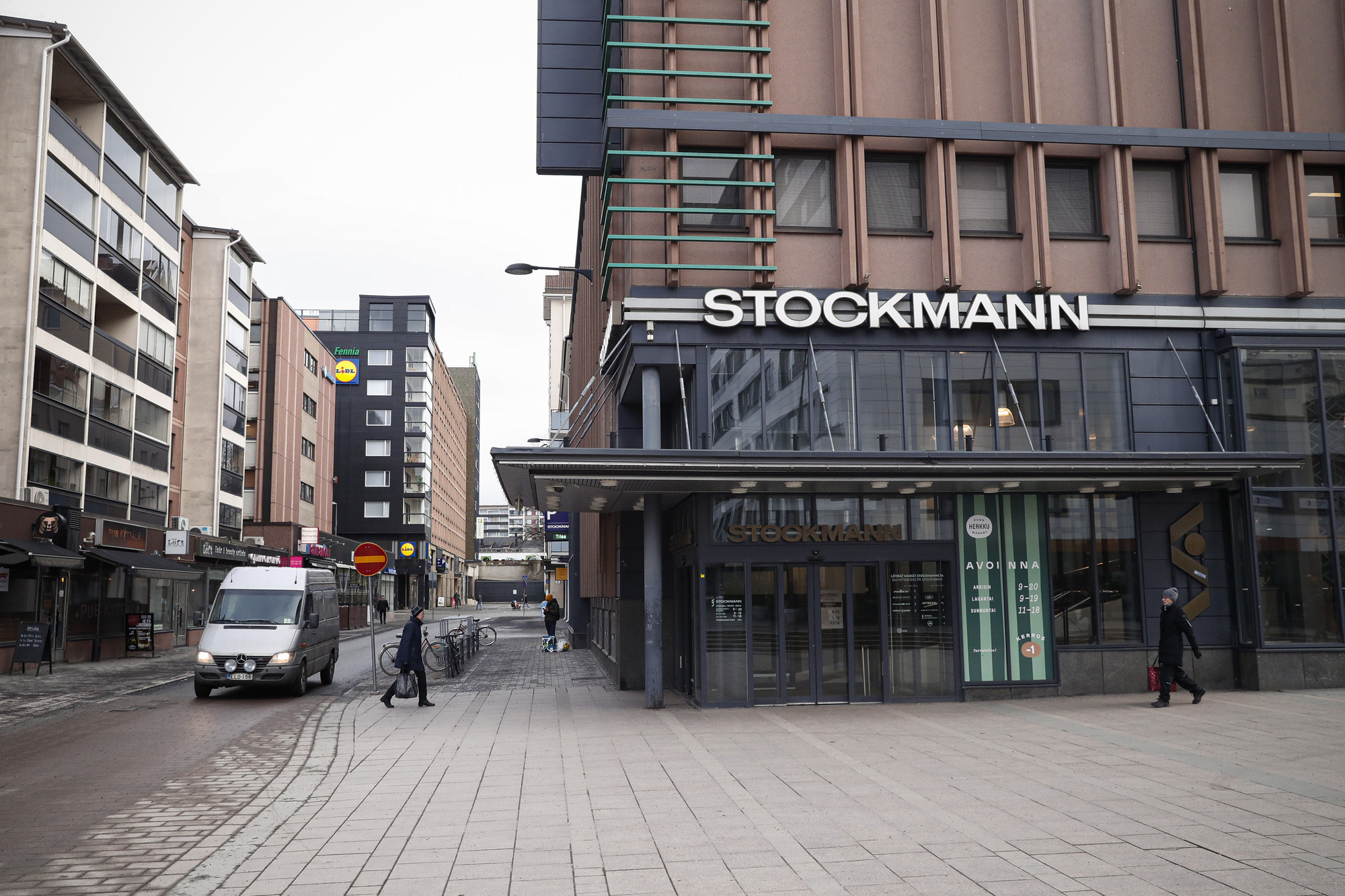 Stockmann hakeutuu yrityssaneeraukseen – koronavirusepidemia romahdutti asiakasmäärät