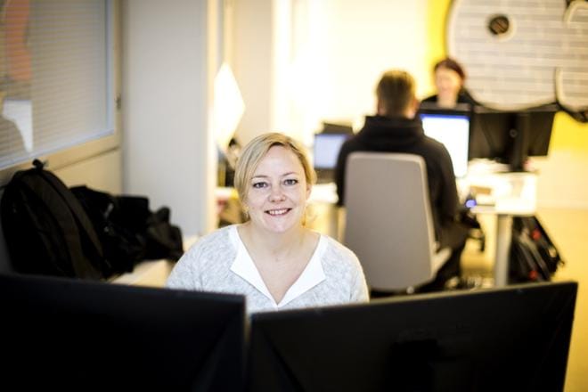 Hanna Ikkalan työura on kulkenut matematiikanopettajasta eri it-alan yritysten kautta Oiwa Solutionsin toimitusjohtajaksi. Tittelistä huolimatta hän tekee kädet savessa töitä kuten muutkin Oiwa Solutions asiantuntijat. Uusi yritys halusi sijoittua Seinäjoen keskustaan, jossa lounaspaikat ovat lähellä ja työviikon voi aloittaa vaikka kävelykokouksella jokivarressa. KUVA: KRISTA LUOMA