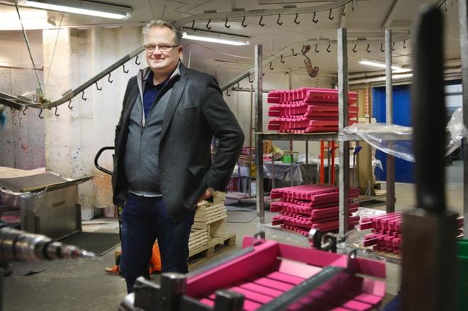Tuore toimitusjohtaja Mika Lahtinen tuntee yrityksen tuotannon jo nuoruuden kesätöistä. Kuvat Outi Rantala