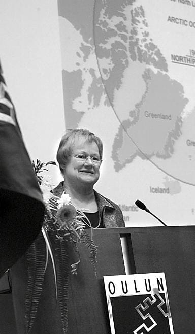 Tarja Halonen korosti päättäjien ja tutkijoiden vuoropuhelua.