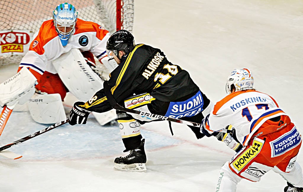 Kärpät Oy:n hallituksen puheenjohtaja Tommi Virkkunen kantaa huolta suomalaisesta kiekkoilusta. Kuva Kärppien ja Tapparan välisestä European Trophy-ottelusta elokuulta.