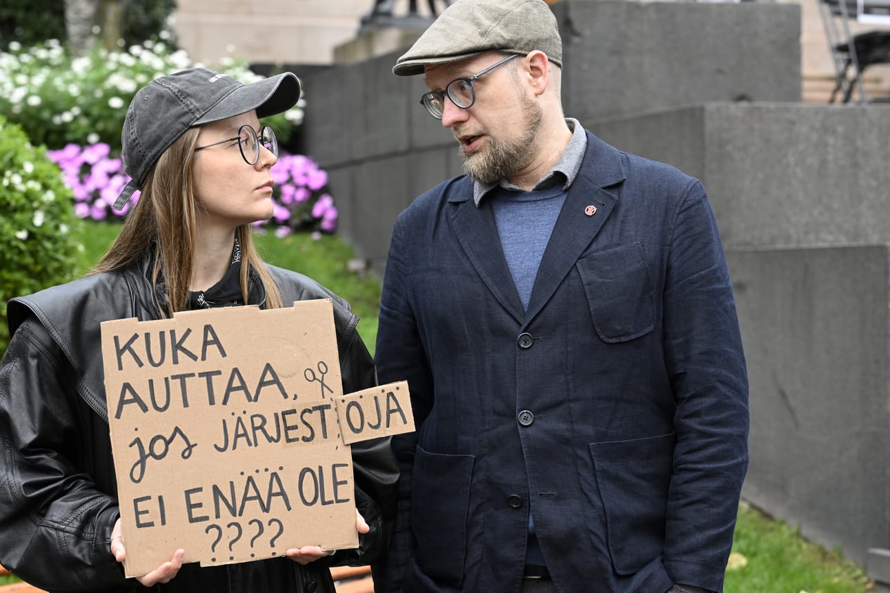 #KohtaEiOleKetään-kampanjan hiljainen mielenilmaus Säätytalon edessä Helsingissä 1. syyskuuta. Soste järjesti mielenilmauksen muistuttaakseen päättäjiä sosiaali- ja terveysjärjestöjen merkityksestä