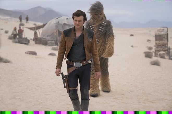 Alden Ehrenreich esittää Han Soloa uudessa Star Wars -rymistelyssä. Taustalla Joonas Suotamon näyttelemä Chewbacca.