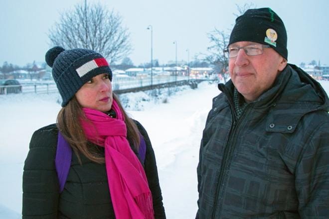 Sari-Milla Ingves ja Mikael Perjus pohtivat perusturvalautakunnan jäseninä tilannetta Esperi Caren hoivakodin ympärillä ja pitävät sitä kriittisenä. – Tieto pitää saada kulkemaan lautakuntaan, he sanovat. KUVAT: AUNE WARONEN