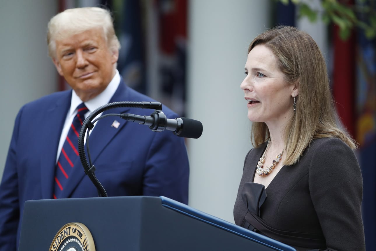 Amy Coney Barrett puhui Valkoisen talon pihalla lauantaina, kun presidentti Donald Trump oli esitellyt hänet ehdokkaakseen korkeimman oikeuden tuomarin virkaan.