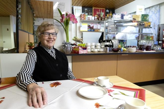 Kahvilan emäntä Anneli Ketko muistelee hymyssä suin menneitä vuosikymmeniä. KUVAT: JARI KARJANMAA