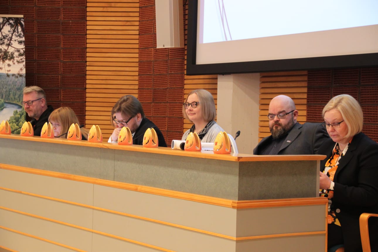 Illan panelistit noudattivat kiitettävästi annettuja vastausaikoja.
