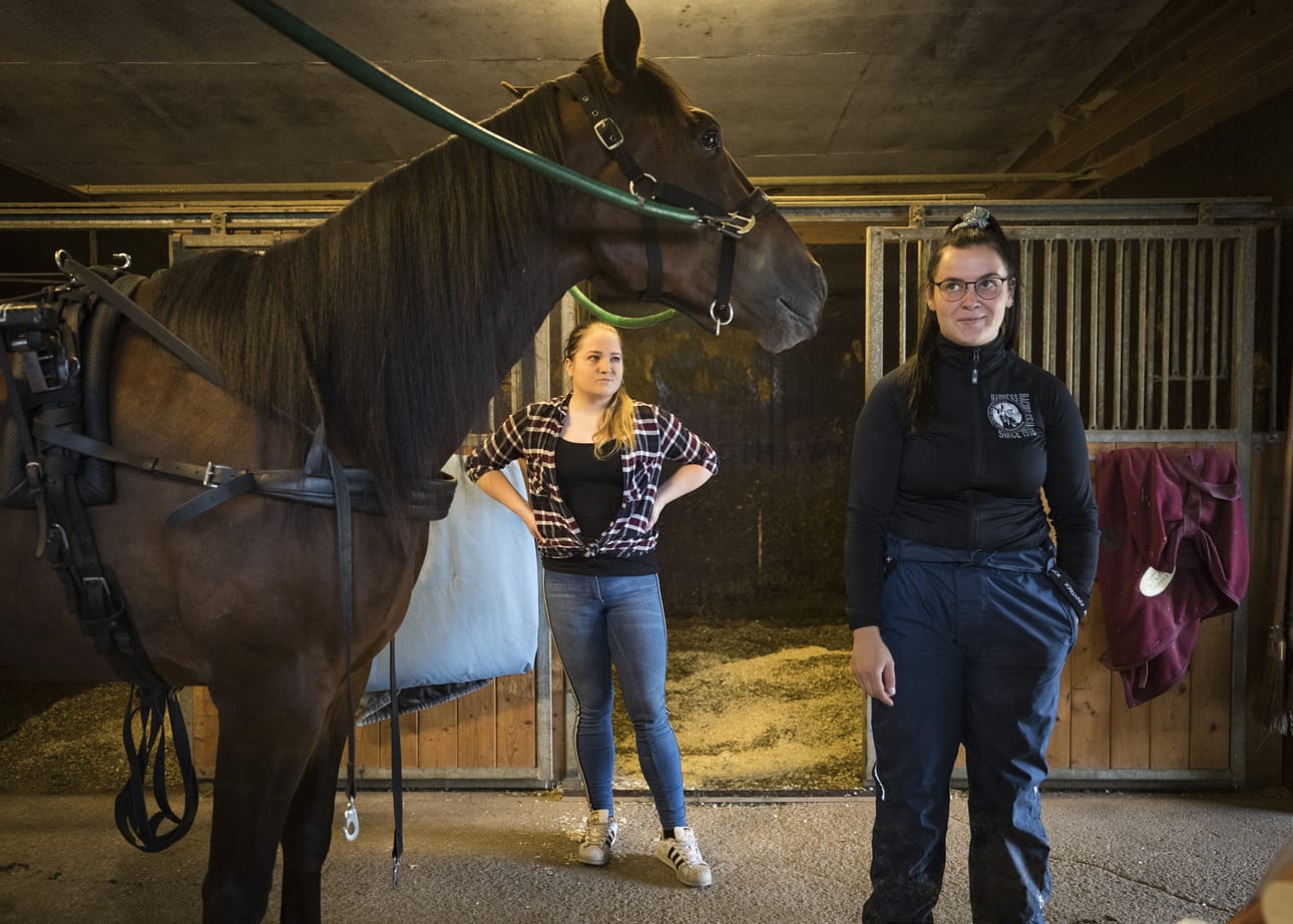 Raviväkeä Aino Sallanko (takana) ja Amanda Leinonen kehuvat helposti lähestyttäviksi, avoimiksi ja rennoiksi. – Ihmisten kanssa on helppo tulla toimeen, he kannustavat tutustumaan lajiin.