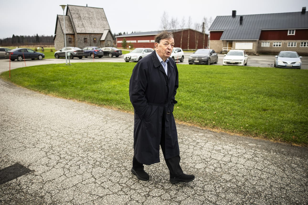 Moninkertainen ministeri ja keskustapuolueen johdossa vaikuttanut Paavo Väyrynen hankki Pohjanrannan tilan vaimonsa kanssa vuonna 1998. Tilan mailla sijaitsevat muun muassa kuvassa näkyvät paanukirkko, ratsastustila sekä vanha navetta- ja tallirakennus, johon on rakennettu ravintola-, teatteri- ja tanssikeskus.