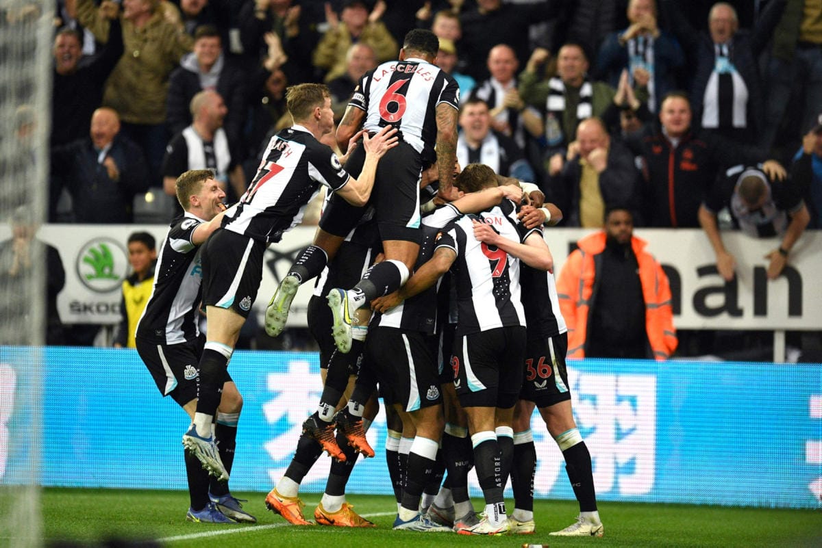 Newcastlen pelaajat juhlivat Callum Wilsonin avausmaalia. Lehtikuva/AFP