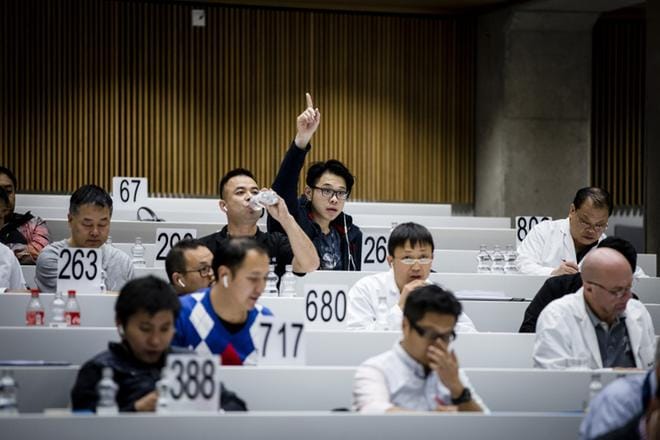 Taiwanilainen Syong-Sian Shih (keskellä) sanoo, että turkishuutokaupassa pitää osata huutaa oikeassa rytmissä. Hän huutaa turkisnahkoja kiinalaisilla asiakkailleen Saga Fursin huutokauppasalissa. Kuvat: Joel Maisalmi