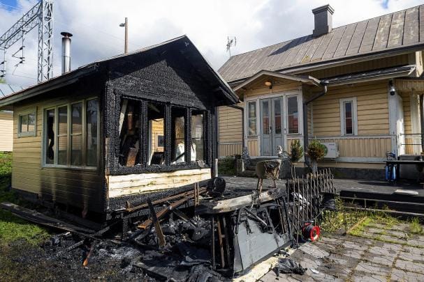 Noin kuuden metrin päässä oli toinen rakennus, mutta palo saatiin sammutettua ennen leviämistä. KUVA: JARNO PELLINEN