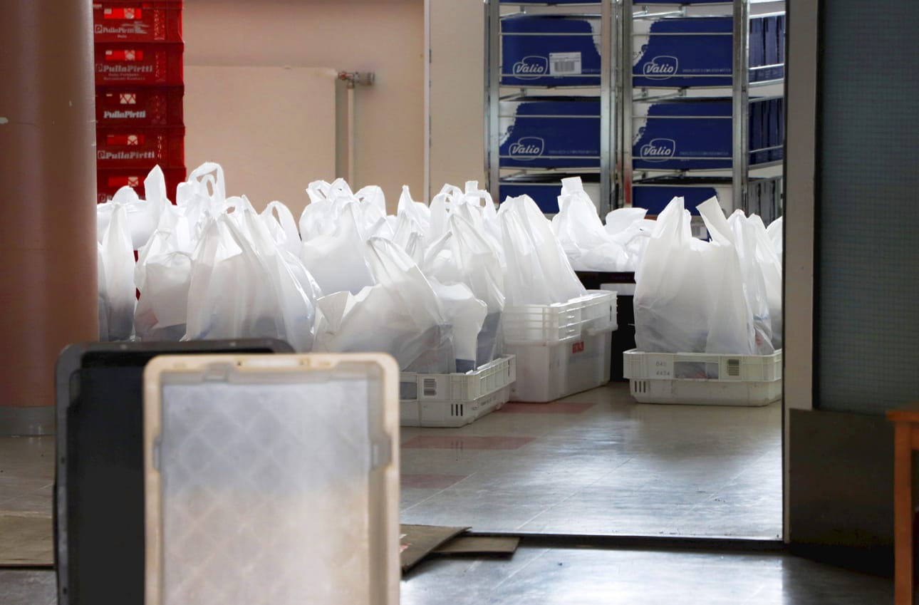 Oppilaiden vanhemmat voivat valita ottavatko kuivaruokapaketin tai valmiita ruokia.