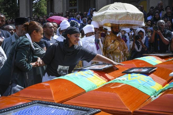 Etiopian lento-onnettomuudessa 10. maaliskuuta kuolleen uhrin omainen osallistui sunnuntaina Addis Abebassa järjestettyyn hautajaistilaisuuteen, jossa kunnioitettiin 157 kuolonuhrin muistoa. KUVA: EPA