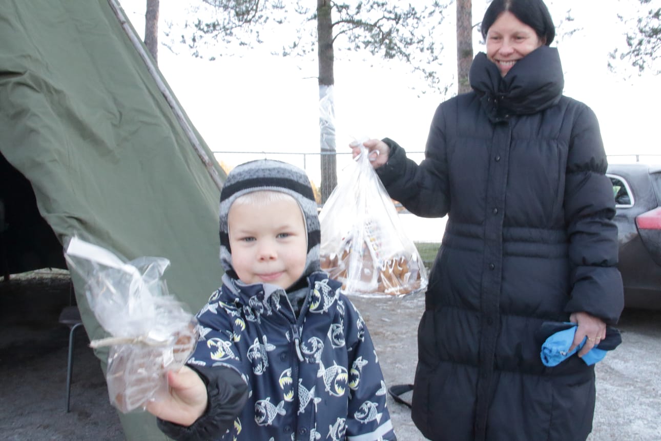 Haapavetinen Niklas Kallio sai joulunavauksesta mukaansa piparkakkuja ja jopa piparkakkutalon, joka olisi pitänyt saada syödä saman tien. Tapahtumasta lähettiin hakemaan äiti Jaana Kallion mukaan joulun tunnelmaa.
