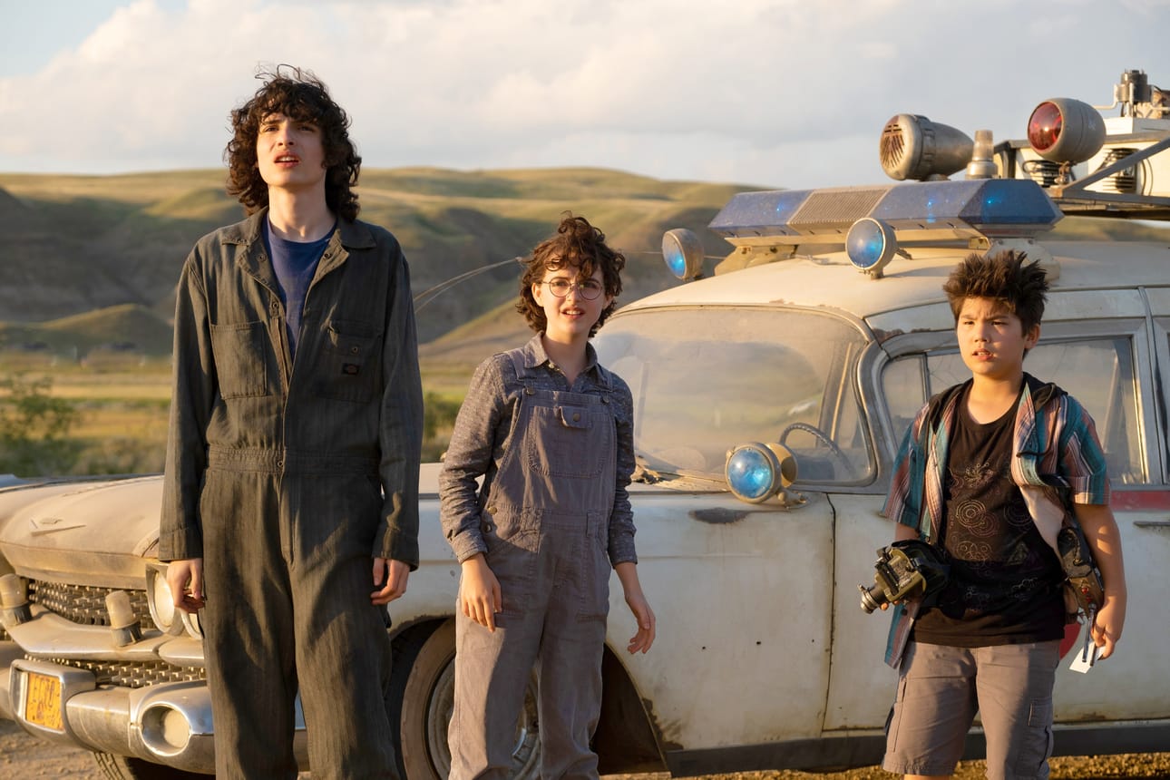 Ghostbusters: Afterlifessa teinit (Finn Wolfhard, McKenna Grace ja Logan Kim) taistelevat ilkeitä haamuja vastaan.