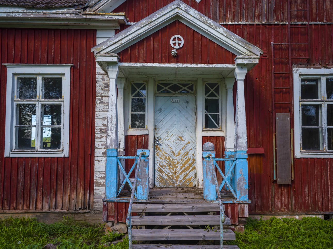 Kirjailija Katariina Parhin ja valokuvaaja Vesa Rannan Rikoksetta rangaistut -näyttely tarkastelee Suomessa 1920-luvulta 1980-luvulle toimineita työlaitoksia, joiden tarkoituksena oli puuttua rikoksiin jo ennen kuin niitä edes tapahtui, tai ainakin niin uskottiin. Kuvan talo on ollut Oulun läänin kuntien työlaitos, Pohjolan työlaitos ja Ruukin huoltokoti.