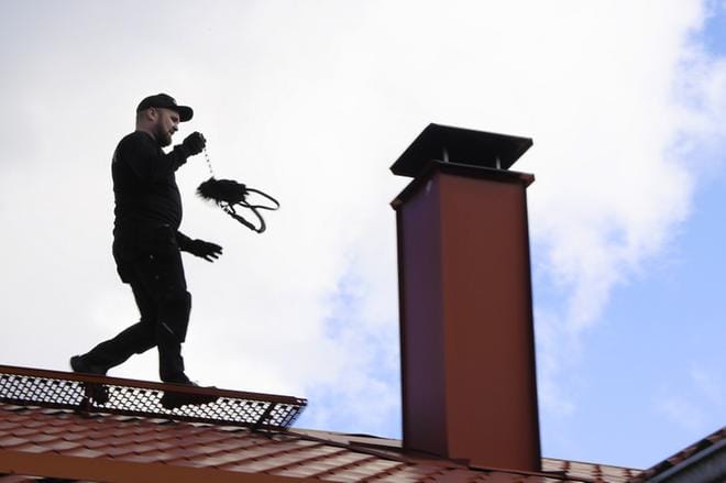 Kun kävelysillat ovat kunnossa, eivätkä esimerkiksi ruosteessa, on nuohoojan turvallista kulkea katolla. Yrittäjä Jyri Keski-Huikku työssään. KUVAT: JARI E. HAKALA