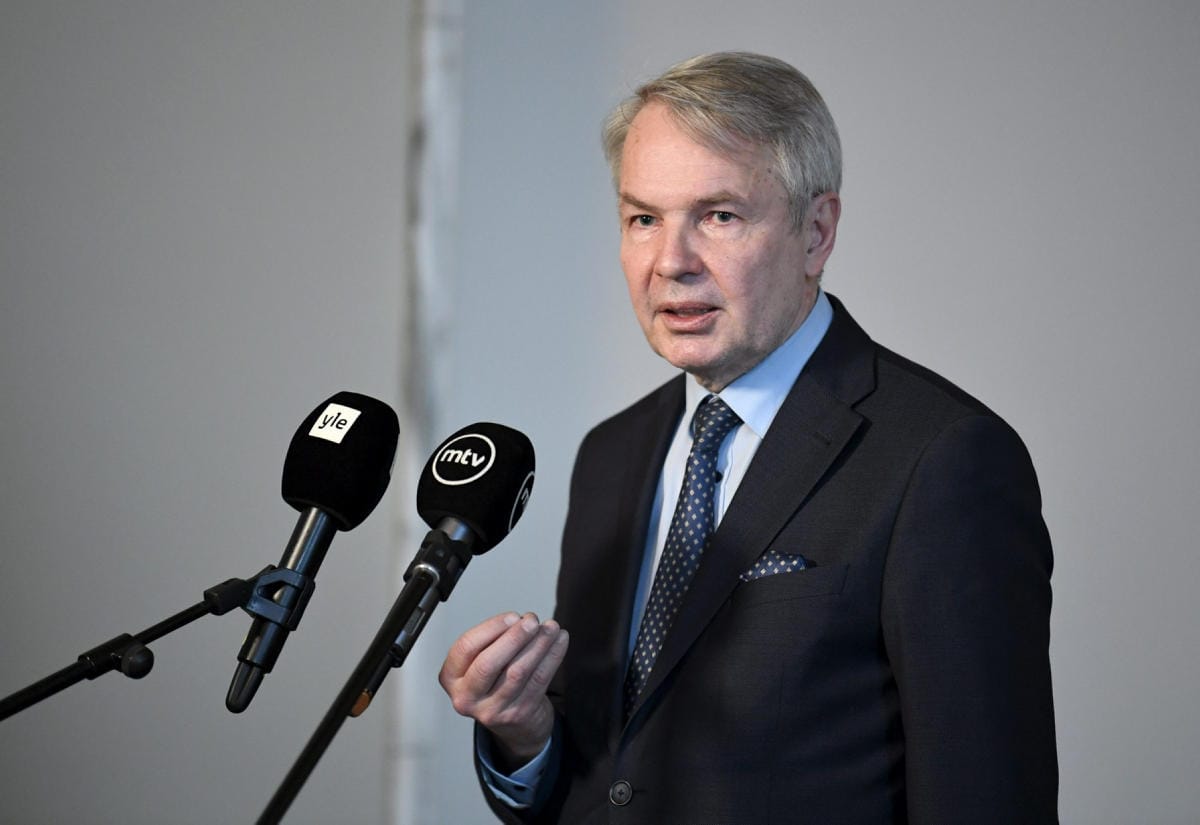 Ulkoministeri Pekka Haaviston tietojen mukaan Ukrainan pääkaupungista Kiovasta on tällä hetkellä paljon autoliikennettä kohti Puolaa. LEHTIKUVA / Jussi Nukari
