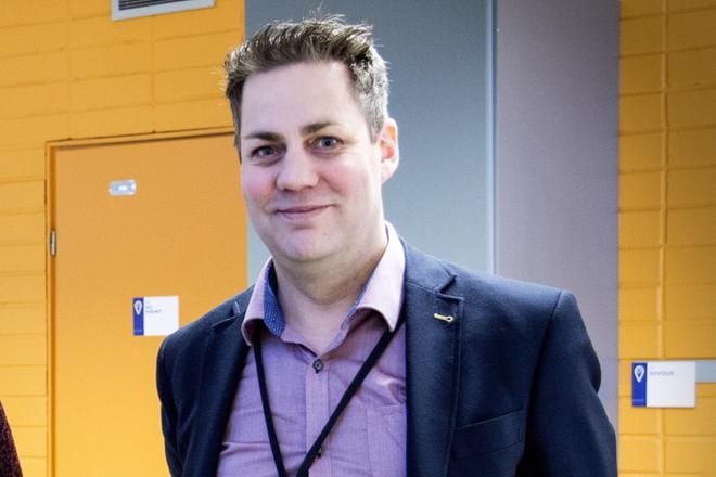 Henkilöstöpäällikkö Jyrki Sydänoja sanoo, että kielitaitovaatimus määräytyy Vaasan kaupungilla aina tehtävän mukaan. KUVA: ANNE LAURILA