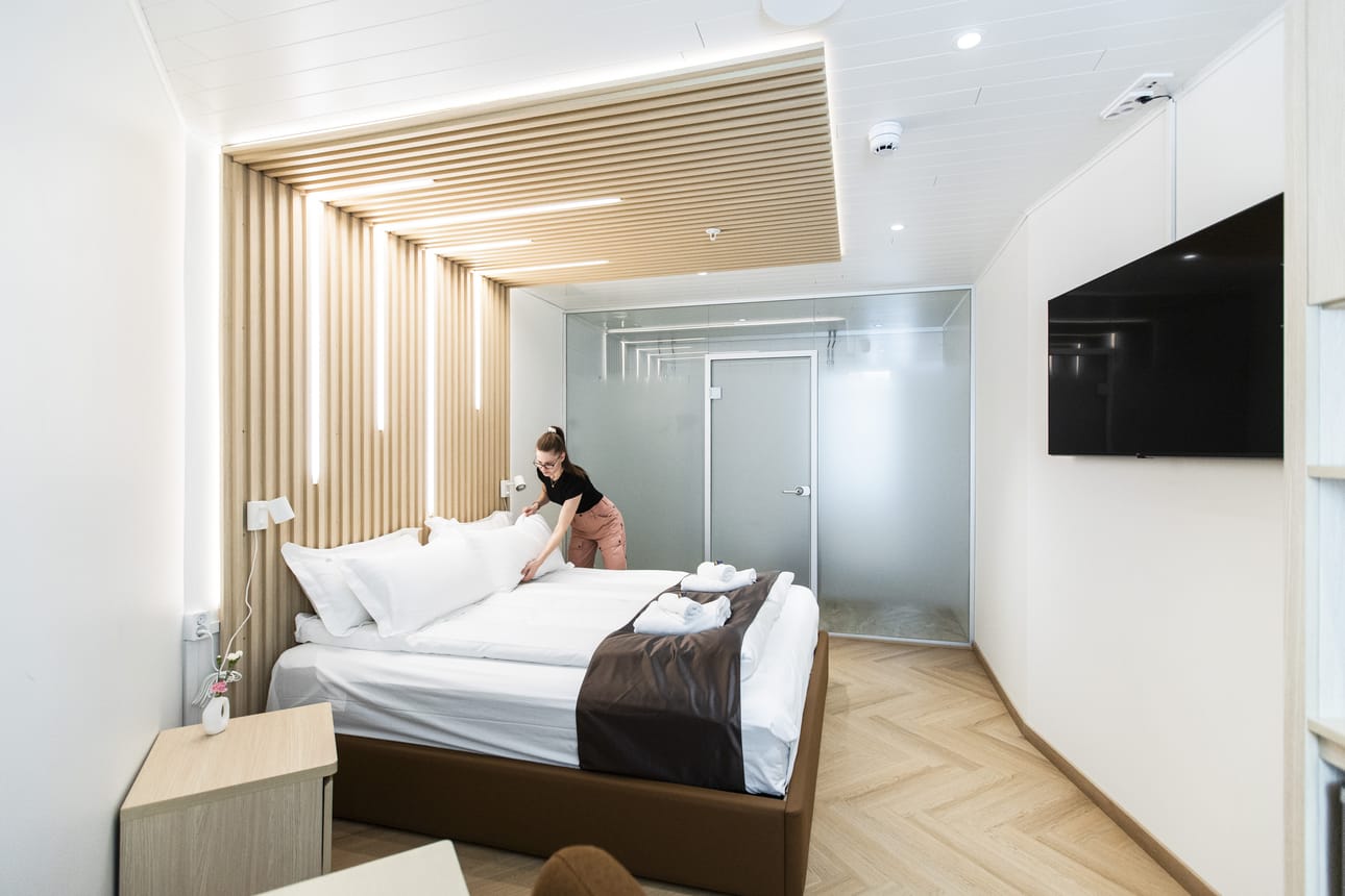 Upouudet hotellihuoneet tarjoavat majapaikan kauppakeskuksessa. Niina Väänänen perusti Polar Nook Hotelin yhdessä miehensä Hu Liangin kanssa.