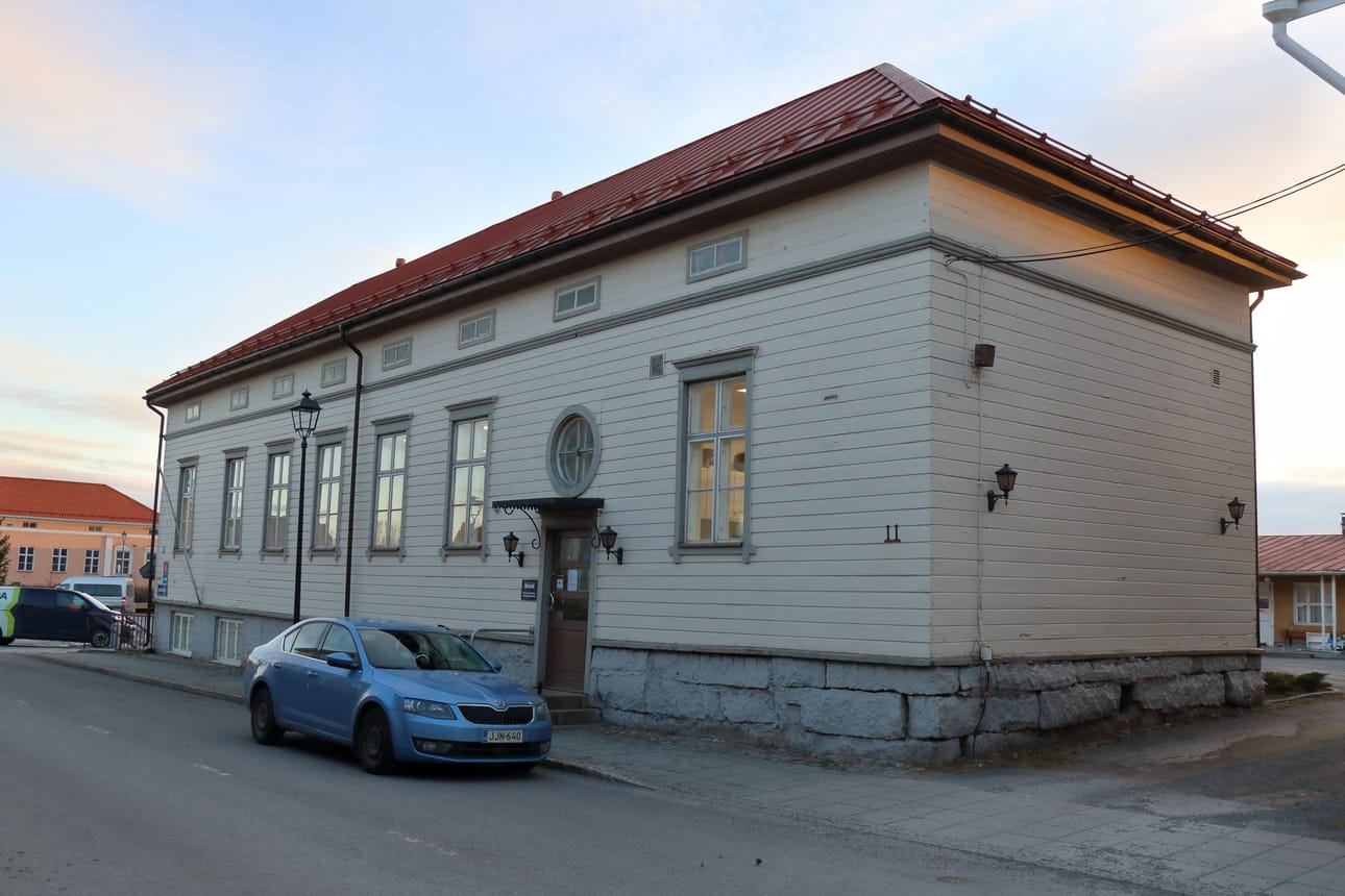 Tonttu Tomera hiipii varpahillaan Oppitukan pihalle katseilta piiloon ja ottaa esille eväsrasian. Tässä on hyvä pitää pieni paussi.