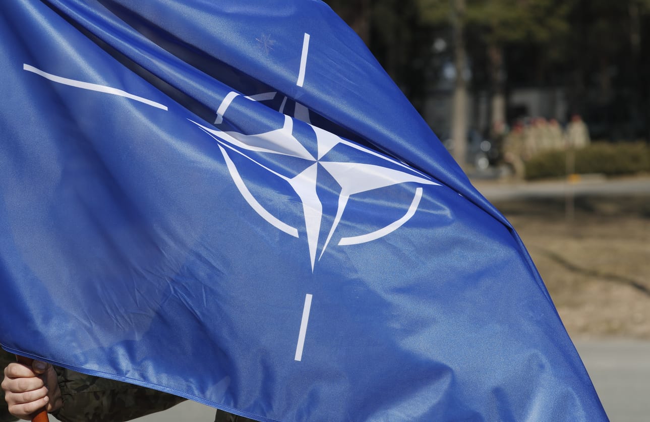 Ruotsin hallituksen turvallisuusselonteko ei varsinaisesti ota kantaa Ruotsin Nato-jäsenyyteen, mutta sen mukaan puolustusliittoon kuuluminen lisäisi Ruotsin turvallisuutta ja nostaisi sodan kynnystä Pohjois-Euroopassa.