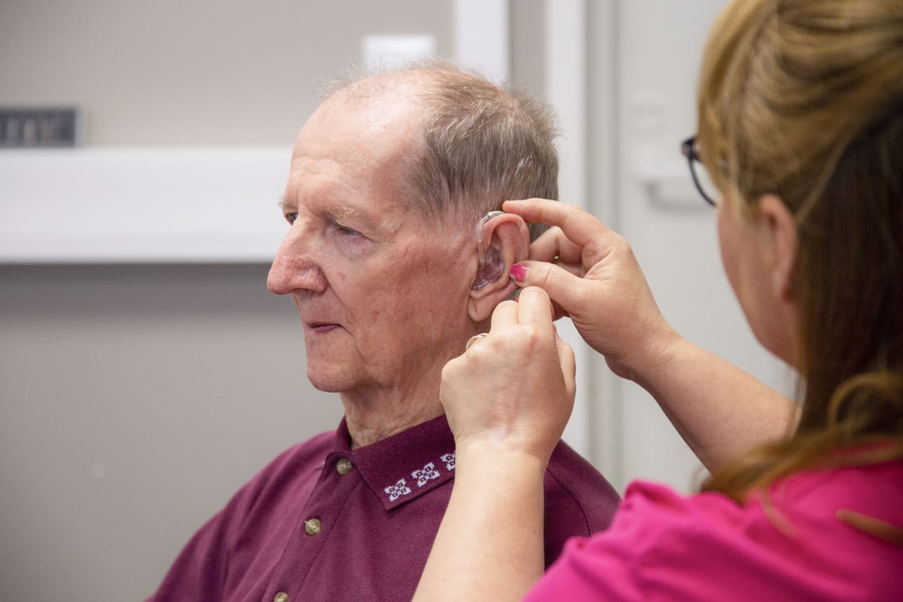 Tinnitus eli korvien soiminen on hyvin yleinen vaiva, ja myös Erkki on kärsinyt siitä. Hän kertoo kuitenkin kuulokojeen helpottaneen oireita merkittävästi. "Minulla oli tinnitusta, mutta kuulokoje on auttanut niin paljon, että oire on käytännössä hävinnyt."