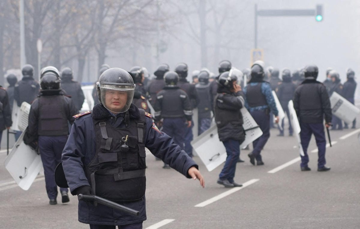 Mellakkapoliisit partioivat keskiviikkona Kazakstanin Almatyssa. LEHTIKUVA / AFP