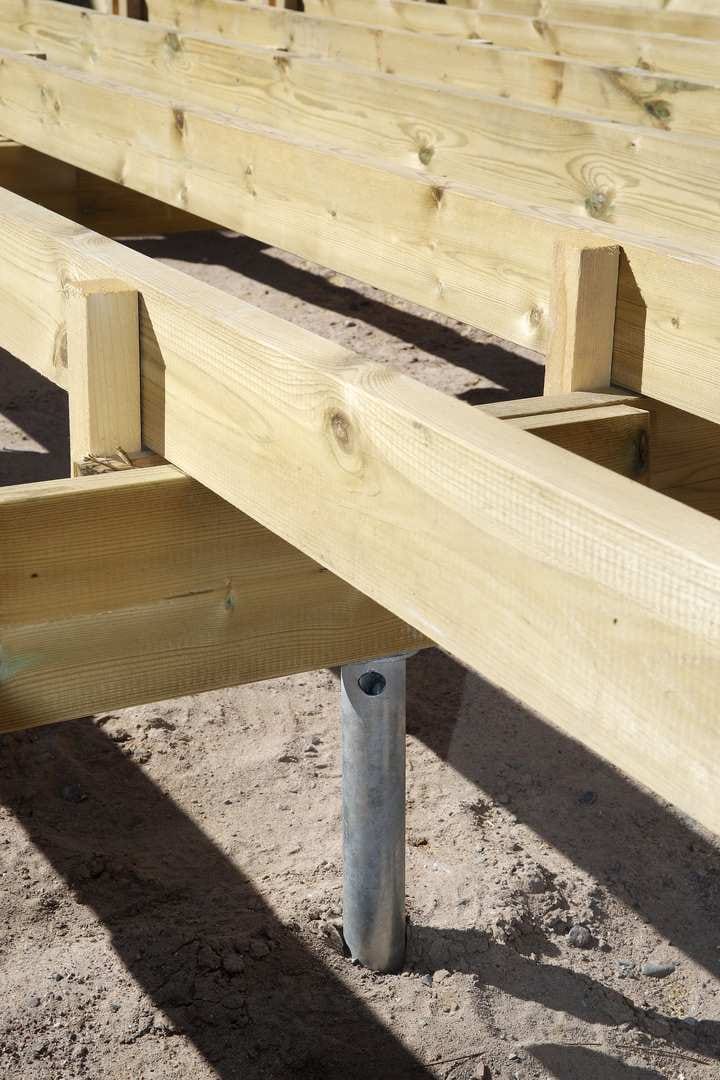 Terassin voi perustaa esimerkiksi harkolle tai maahan ruuvattavan paalun (kuvassa) varaan.