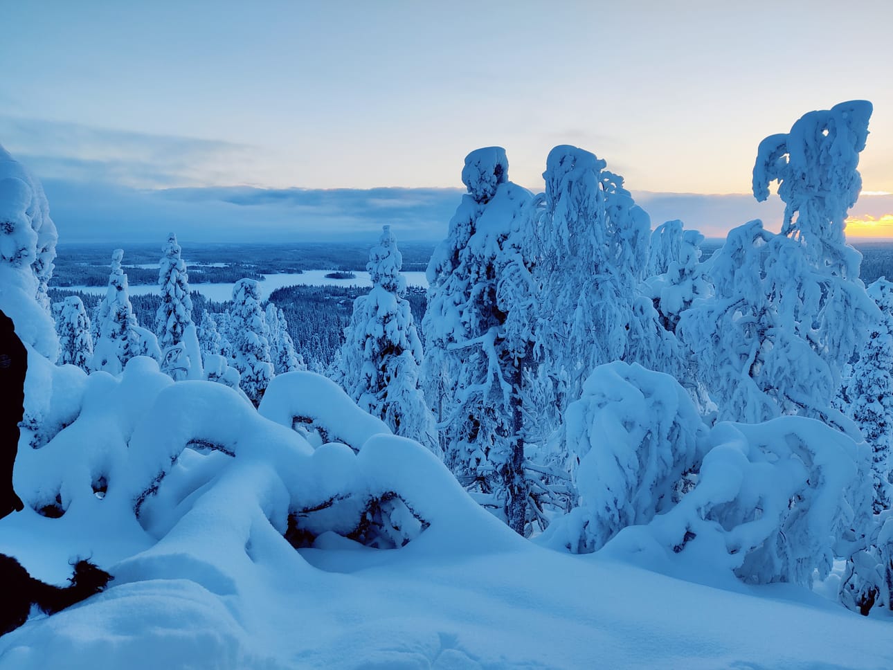 Kuusamon Valtavaarassa talvimaisema hivelee silmää. Mittari näytti 4. joulukuuta -24 asteen lukemaa.