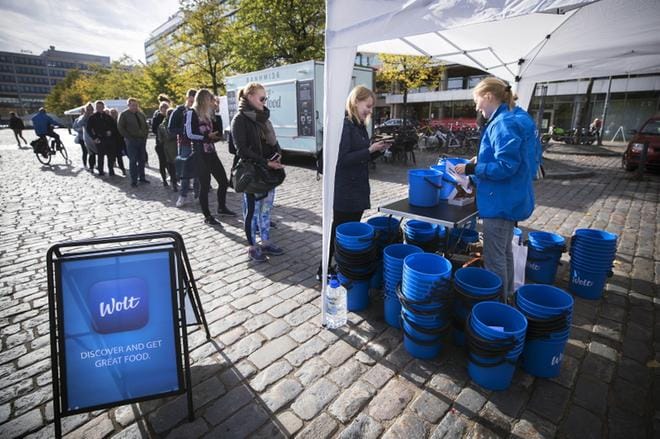 Ruoanvälitysyritys halusi saada sinisten ämpärien avulla näkyvän startin toiminnalleen. Yritys kuljettaa ravintolaruokaa kotiin tietyllä toiminta-alueella. KUVA: JARNO PELLINEN