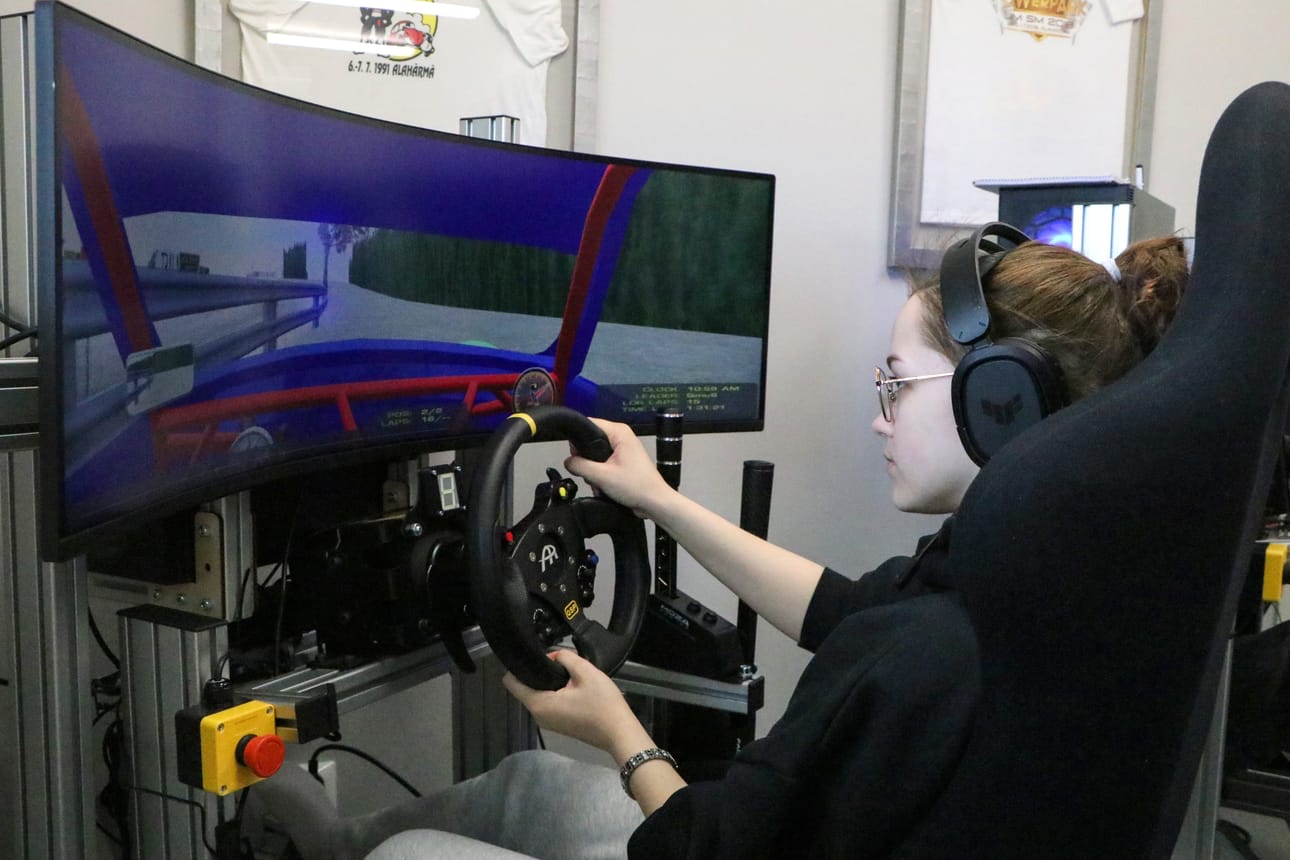 Kauhavan yhtenäiskoulun 9.-luokkalainen Lotta Raninen pääsi kokeilemaan simulaattorilla Kalmonkankaan moottoriradan ajamista.