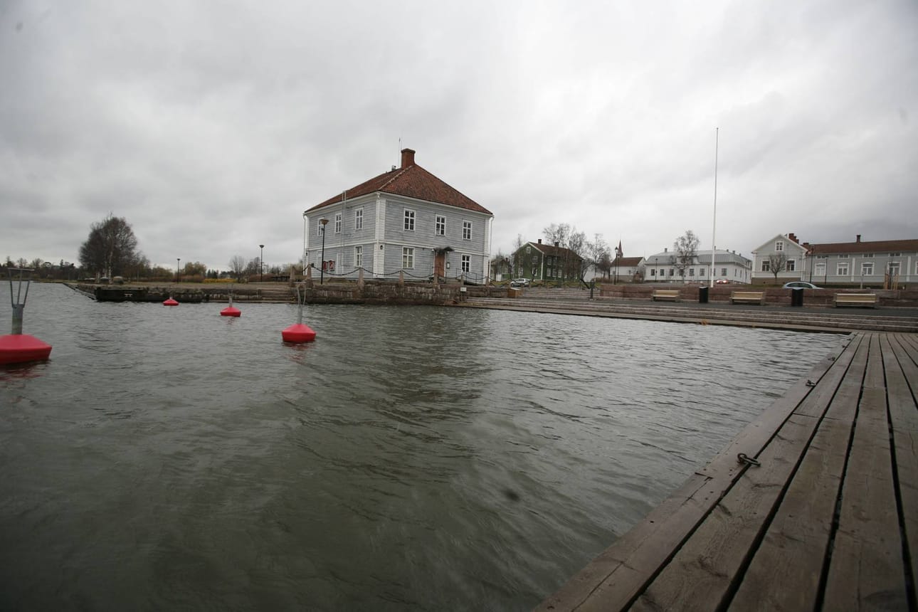 Mies joutui veden varaan lauantain ja sunnuntain välisenä yönä Raahessa museon rannassa.