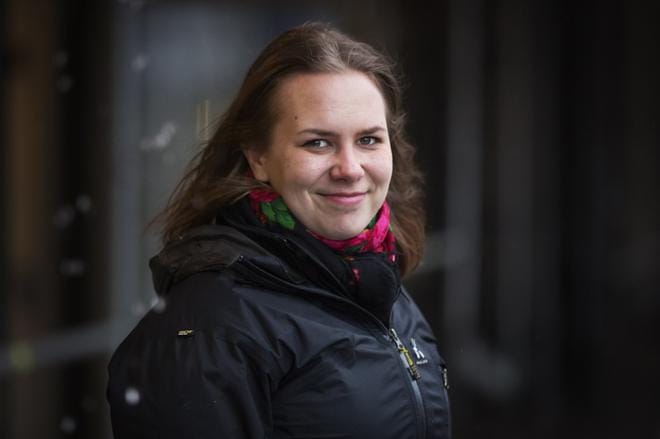 Aino Akinyemi (vas.) toimii feministisen verkoston puheenjohtajana. Arkistokuva: Jarno Pellinen